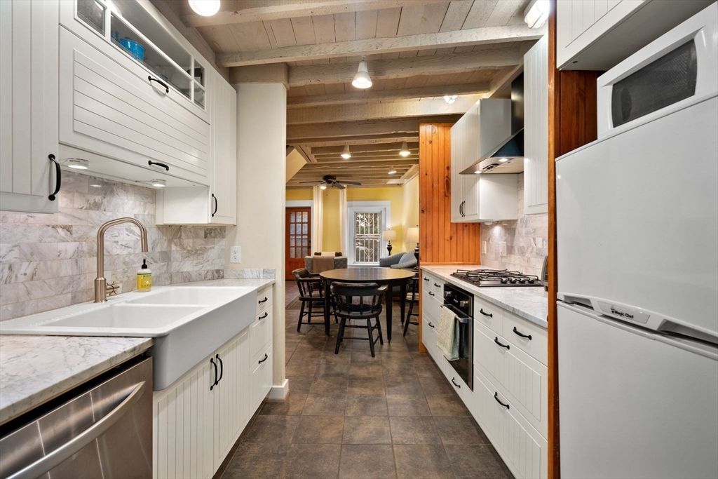 Dining room, Interior, Kitchen, Stainless Steel Appliances, Wooden Beams, Wooden Ceilings
