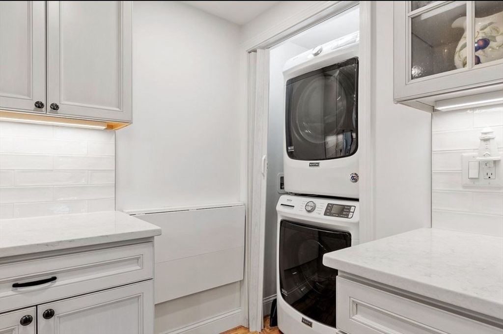 Interior, Kitchen, Utility Closets, Washer, Wood Texture Flooring