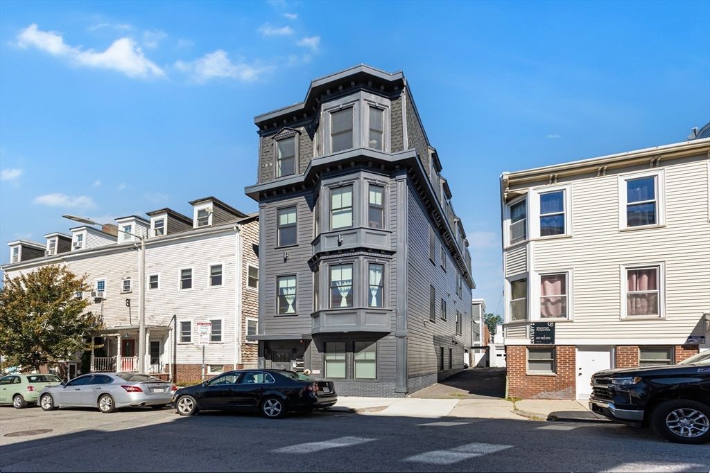 Exterior, Facade, Rowhouse