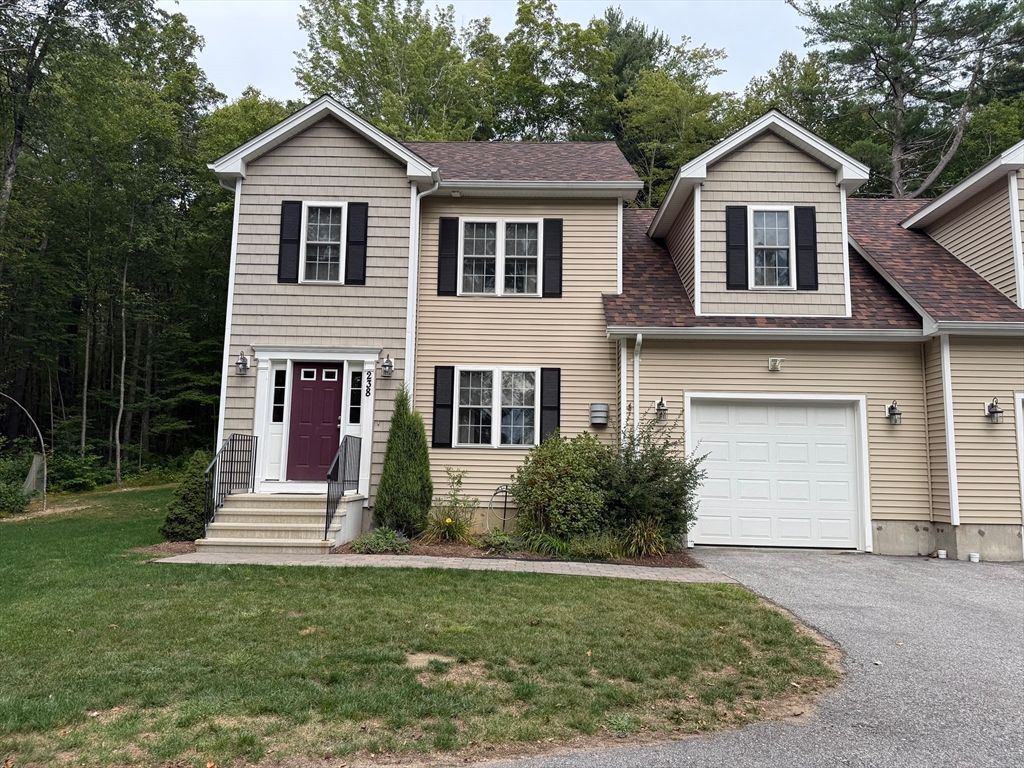Attached, Exterior, Facade, Farmhouse