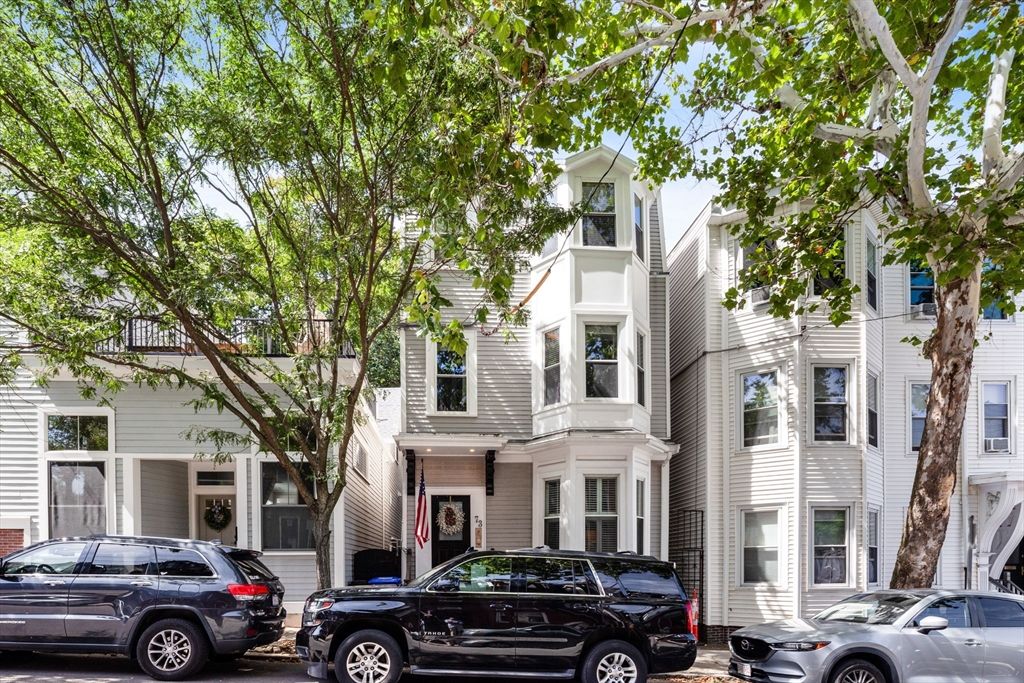 Exterior, Facade, Rowhouse