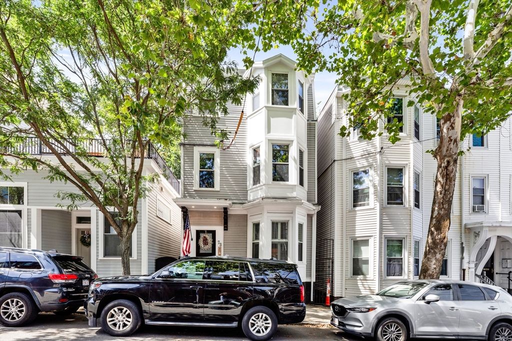 Exterior, Facade, Rowhouse
