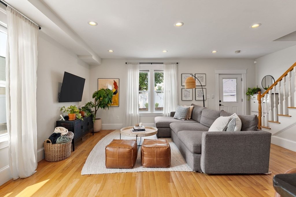 Interior, Living room, Recessed Lighting, Wood Texture Flooring