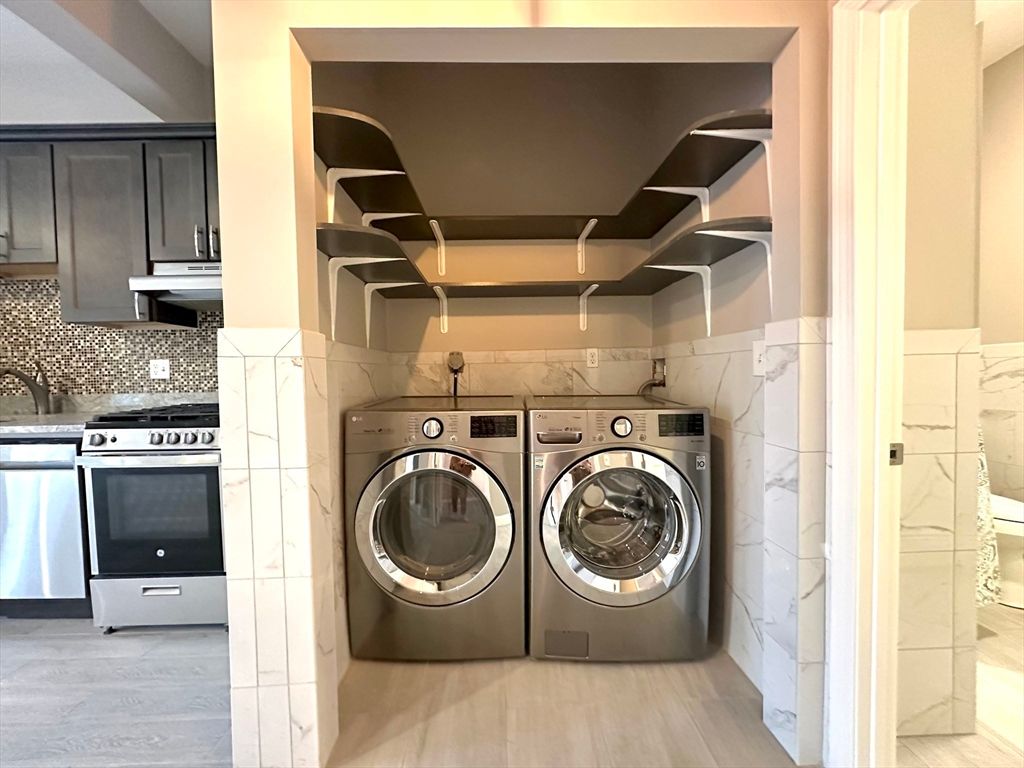 Interior, Washer, Wood Texture Flooring