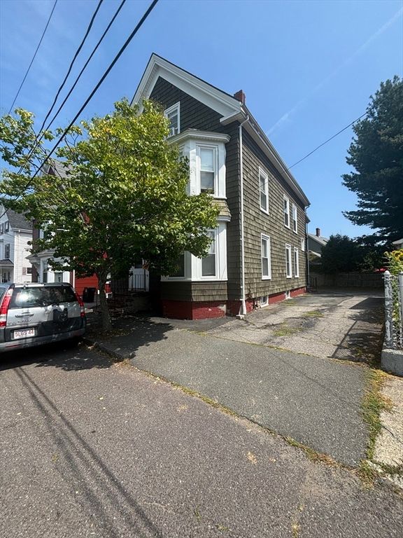 Exterior, Facade, Queen Anne Victorian