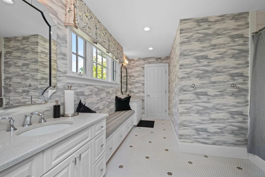 Bathroom, Dual Sink Vanities, Interior, Recessed Lighting