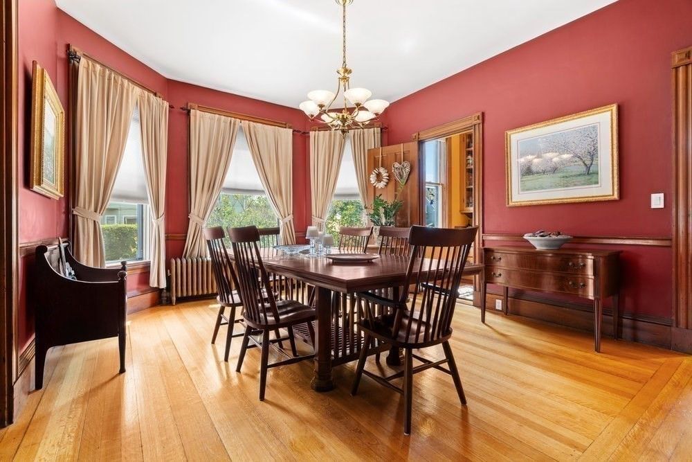 Chandelier, Dining room, Interior, Piano, Wood Texture Flooring