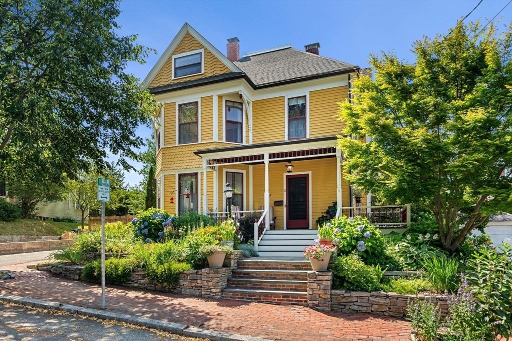 Exterior, Facade, Queen Anne Victorian