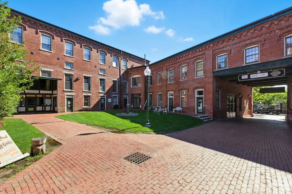 Backyard, Exterior, Facade, Brick Facade, Chicago School