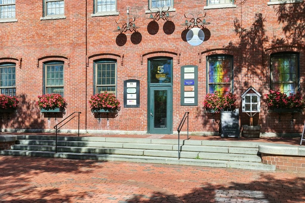 Exterior, Facade, Brick Facade, Rowhouse
