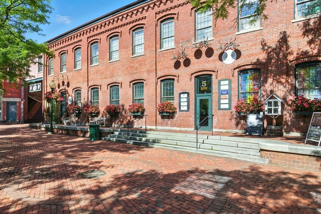 Exterior, Facade, Brick Facade, Rowhouse