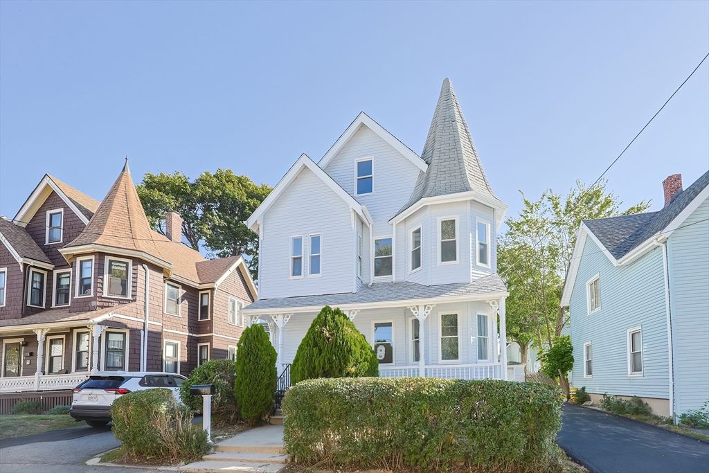 Exterior, Facade, Queen Anne Victorian