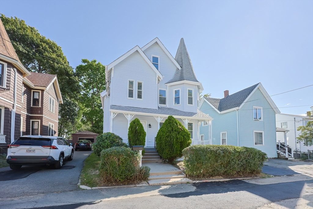 Attached, Exterior, Facade, Queen Anne Victorian