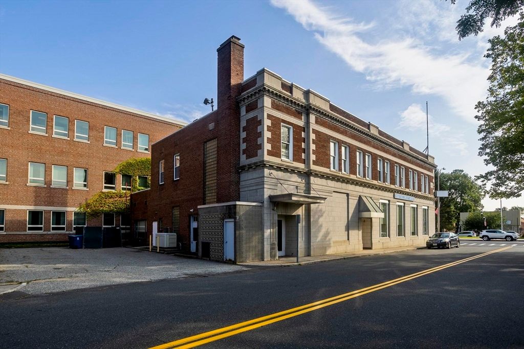 Exterior, Facade, Brick Facade, Chicago School