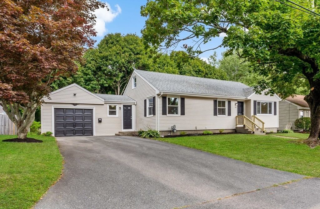 Attached, Exterior, Facade, Cape Cod