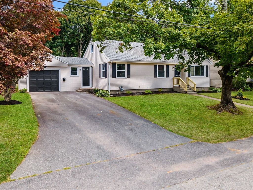 Attached, Exterior, Facade, Cape Cod