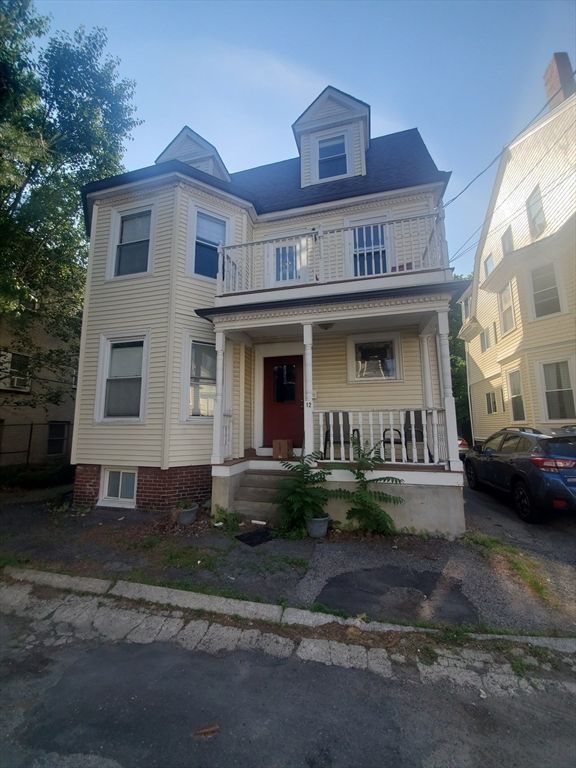 Exterior, Facade, Queen Anne Victorian