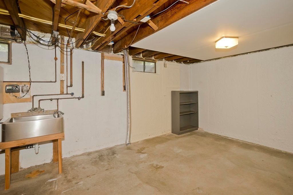 Empty room, Interior, Wooden Beams