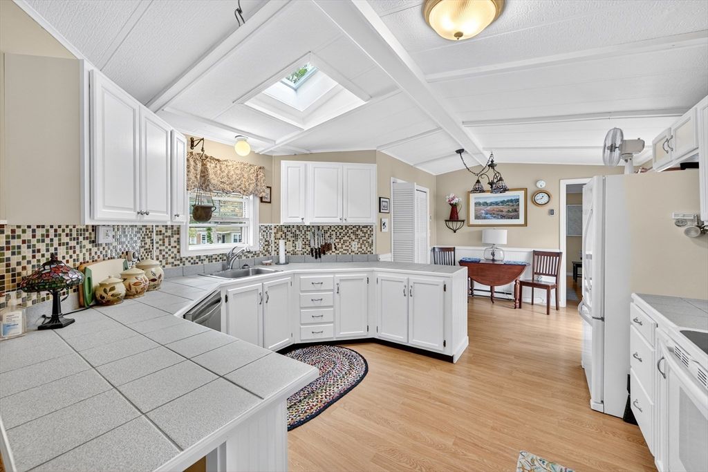 Dining room, Interior, Kitchen, Pendant Lights, Tile Countertops, Wood Texture Flooring