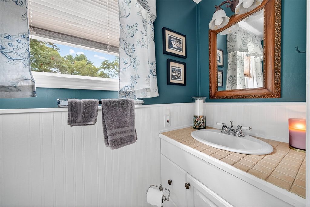 Bathroom, Interior, Tile Countertops