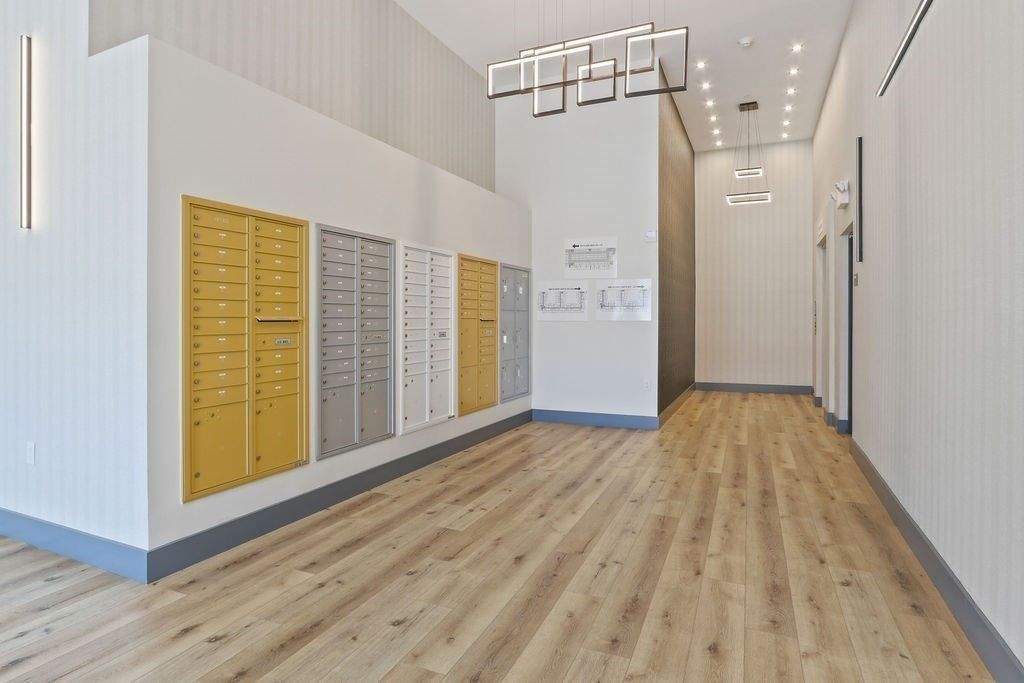 Interior, Pendant Lights, Recessed Lighting, Wood Texture Flooring
