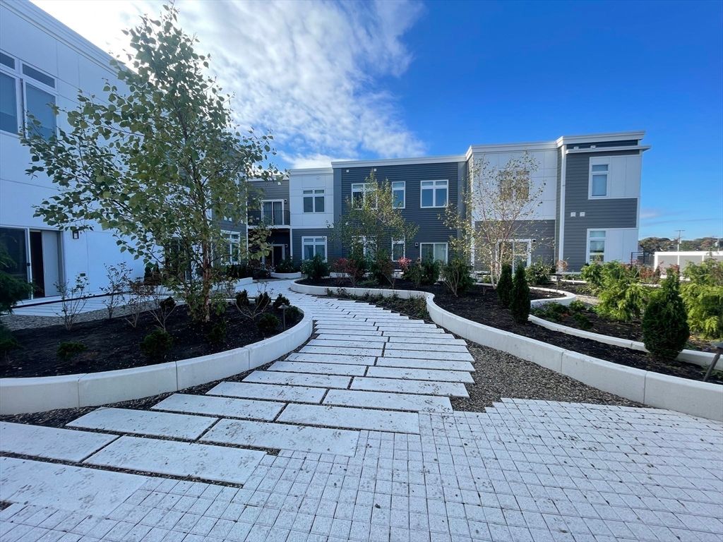 Exterior, Facade, Modern