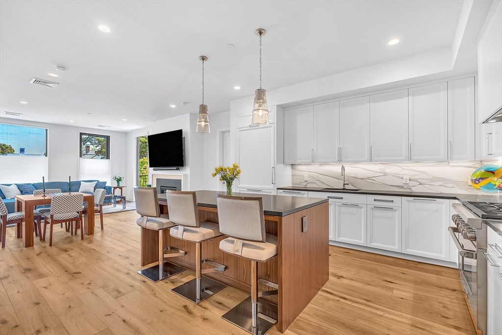 Dining room, Interior, Kitchen, Pendant Lights, Recessed Lighting, Wood Texture Flooring