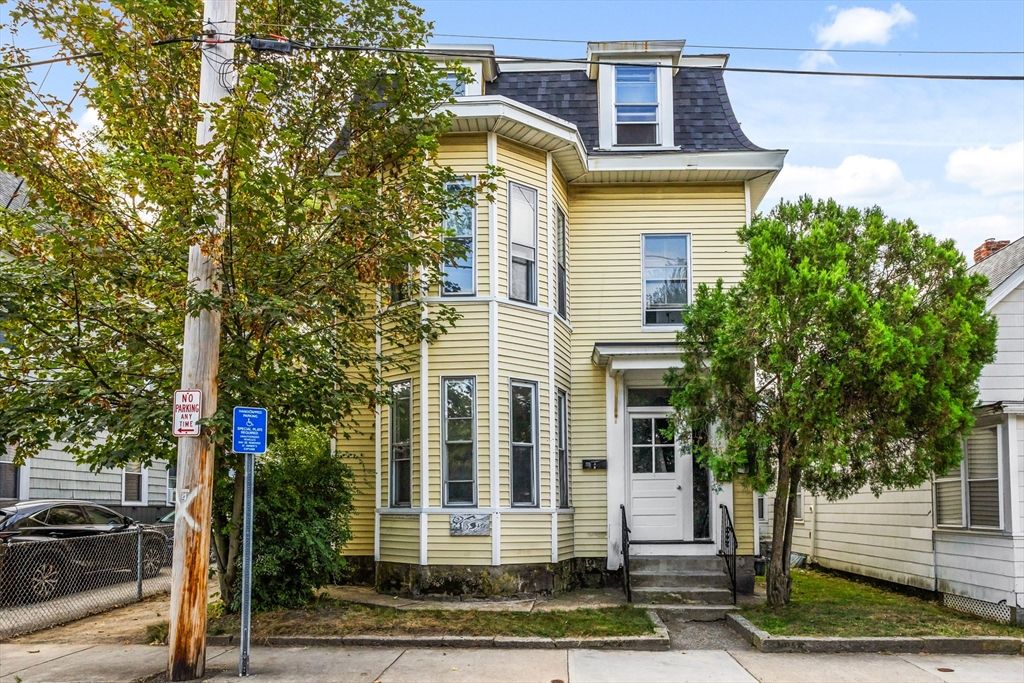 Exterior, Facade, Queen Anne Victorian