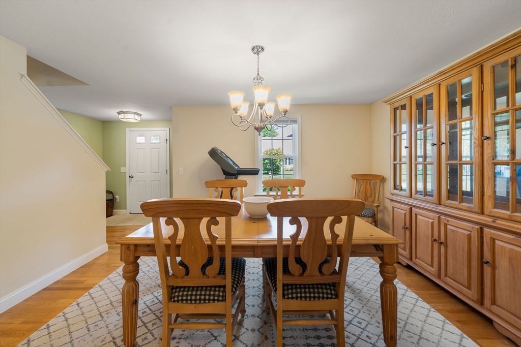 Chandelier, Dining room, Interior, Piano, Wood Texture Flooring