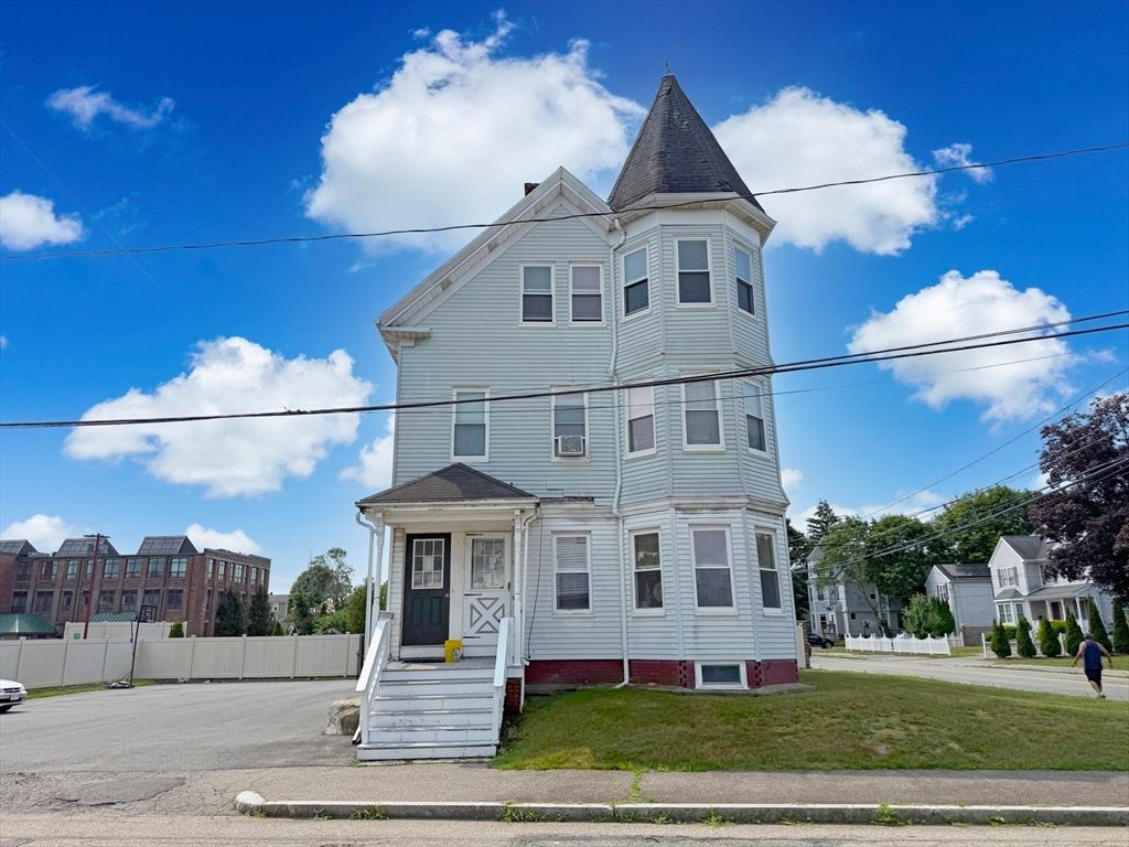 Exterior, Facade, Queen Anne Victorian