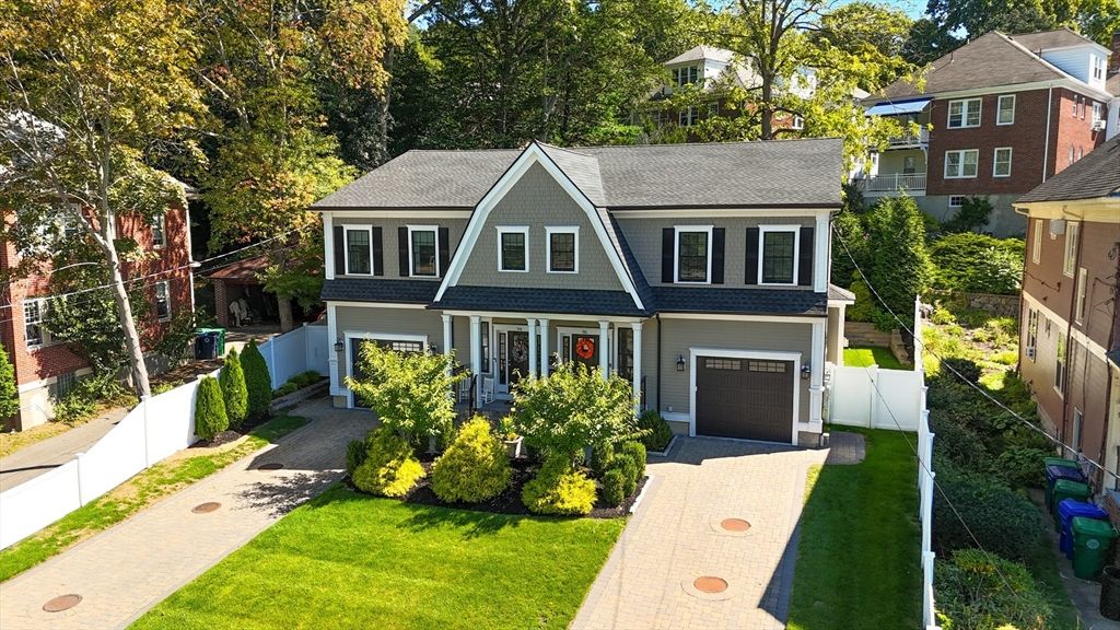 Attached, Exterior, Facade, Queen Anne Victorian