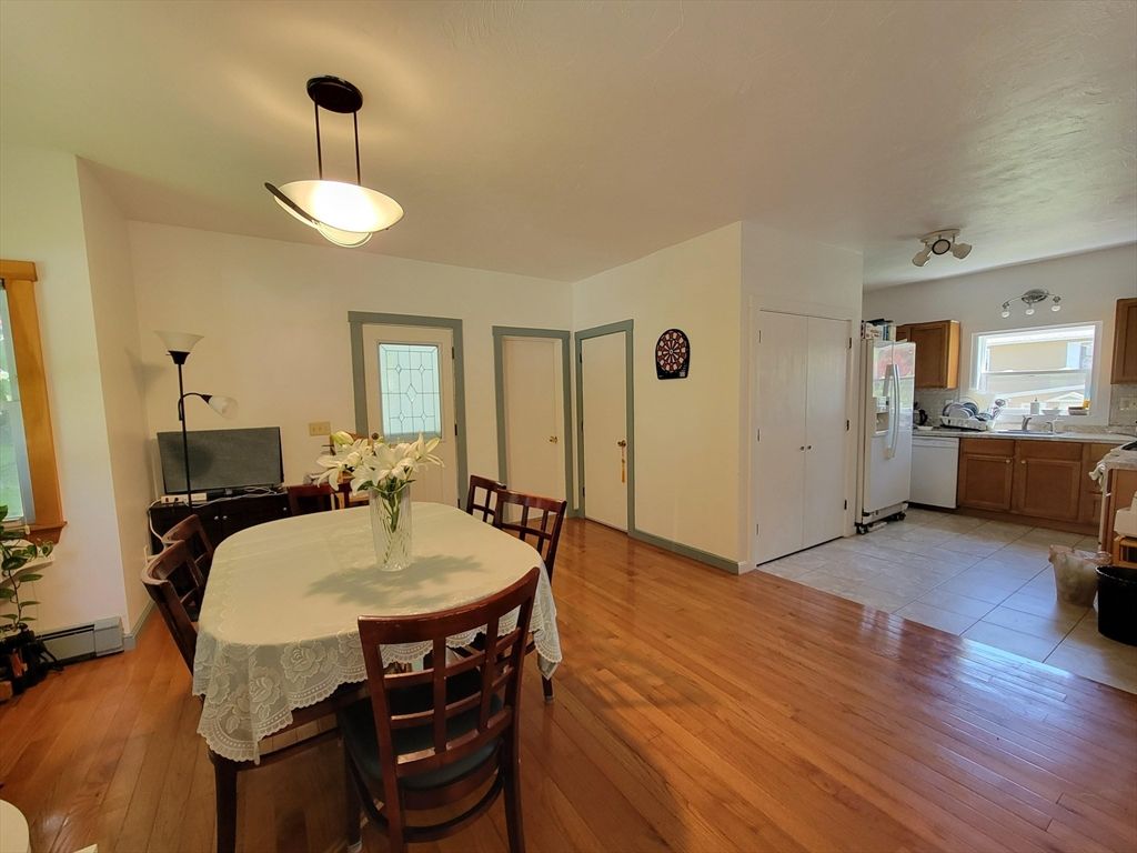 Dining room, Interior, Kitchen, Pendant Lights, Piano, Wood Texture Flooring