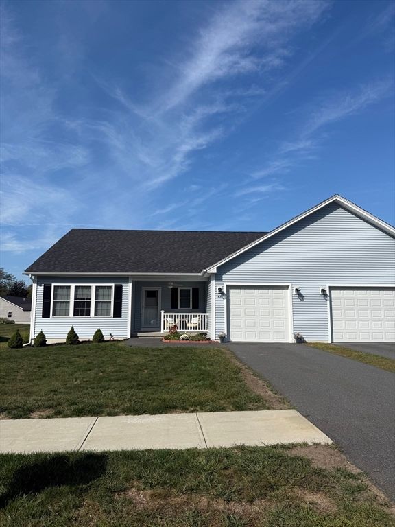 Attached, Exterior, Facade, Ranch