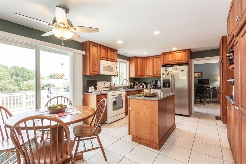 Dining room, Interior, Kitchen, Recessed Lighting, Stainless Steel Appliances