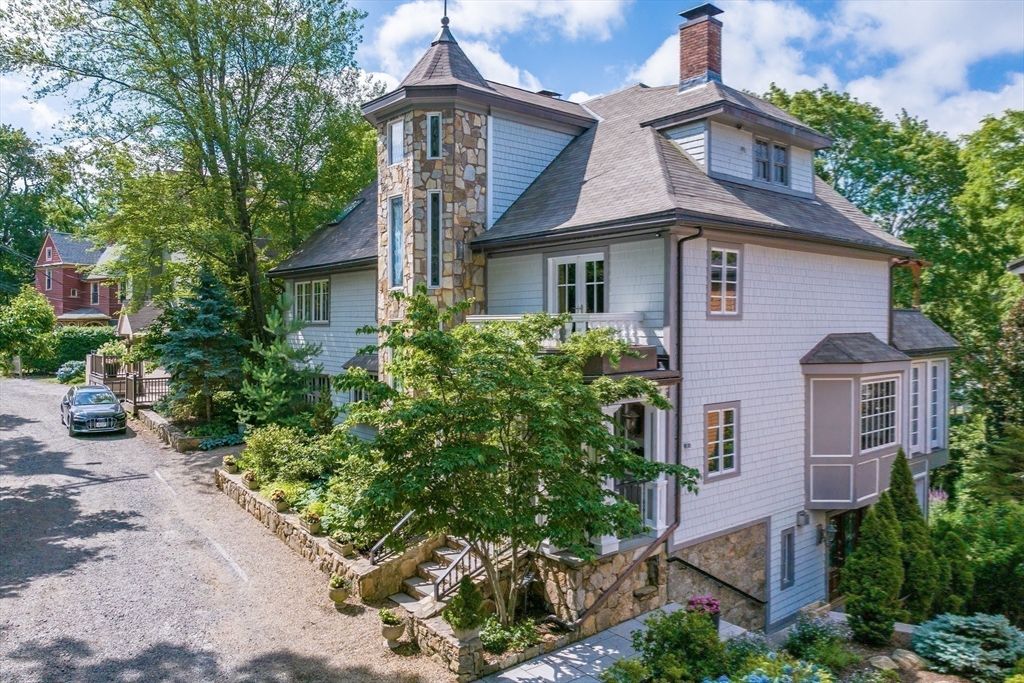 Exterior, Facade, Queen Anne Victorian