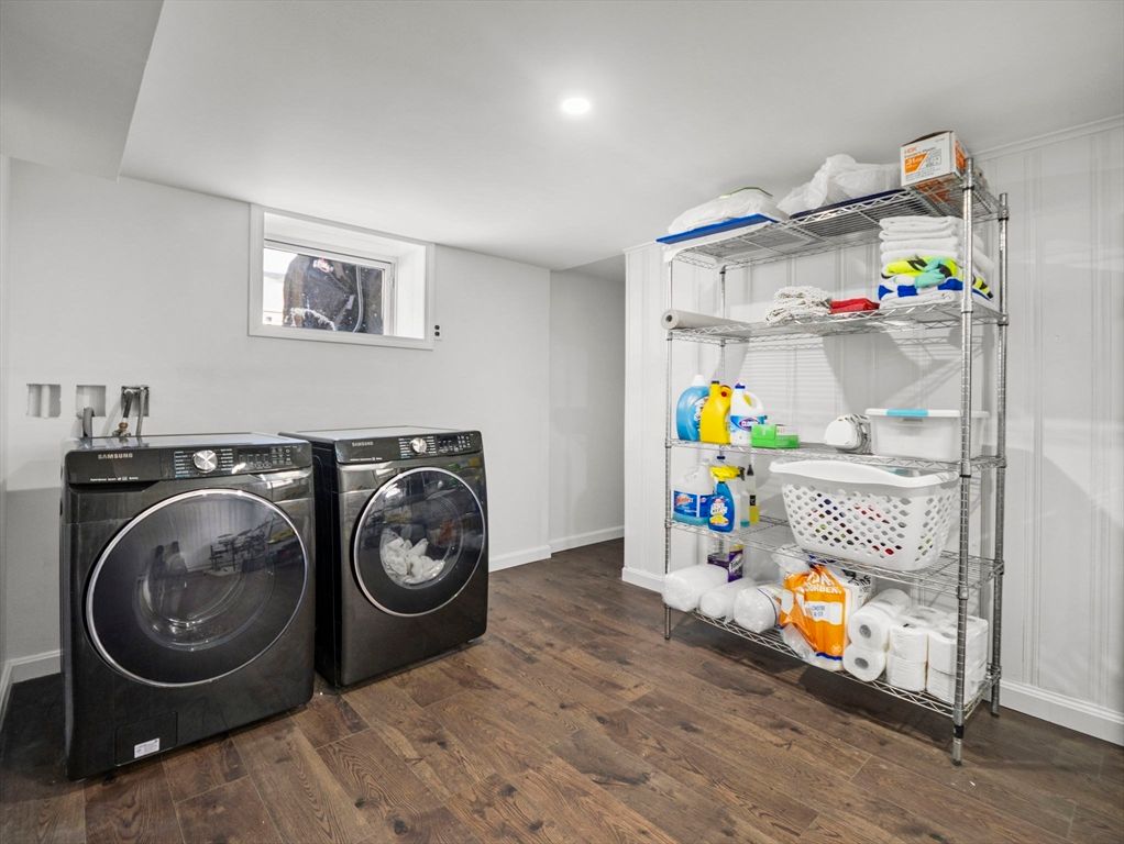 Interior, Recessed Lighting, Washer, Wood Texture Flooring