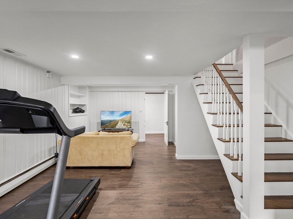 Fitness Equipment, Interior, Living room, Recessed Lighting, Wood Texture Flooring