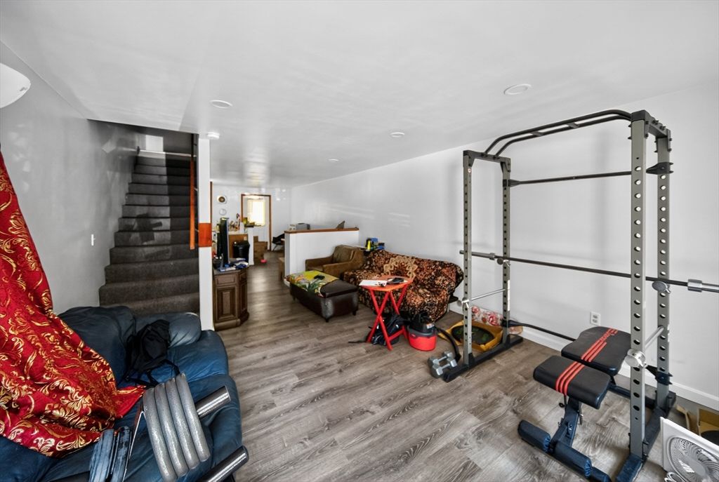 Fitness Equipment, Interior, Living room, Recessed Lighting, Wood Texture Flooring