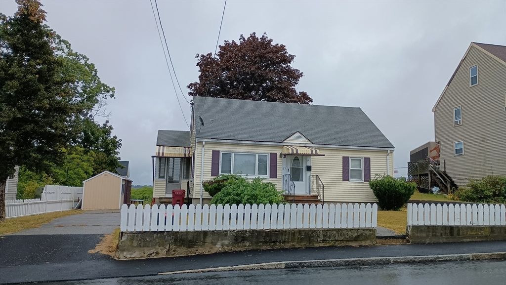Exterior, Facade, Cape Cod