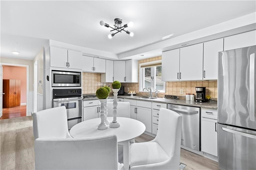 Dining room, Interior, Kitchen, Pendant Lights, Recessed Lighting, Stainless Steel Appliances, Wood Texture Flooring