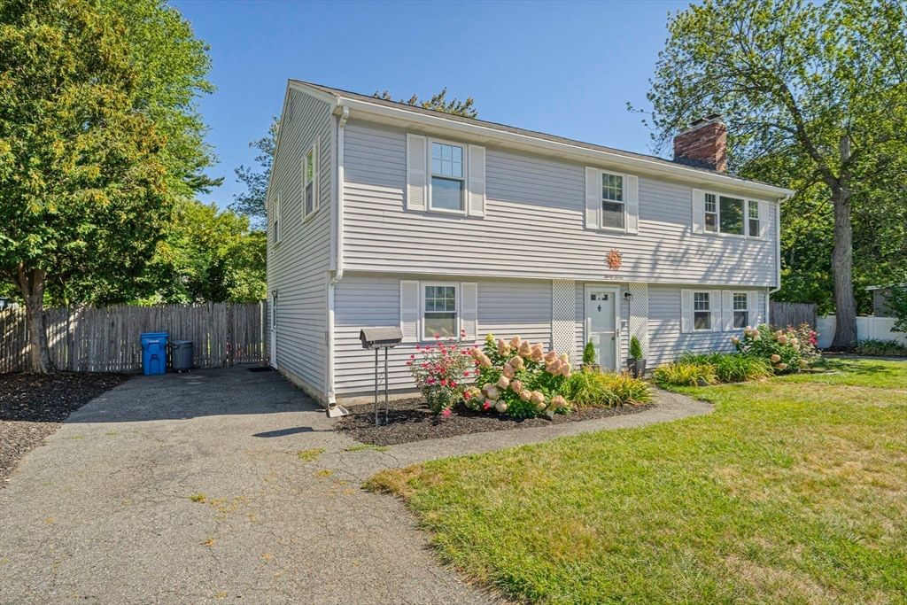 Exterior, Facade, Raised Ranch