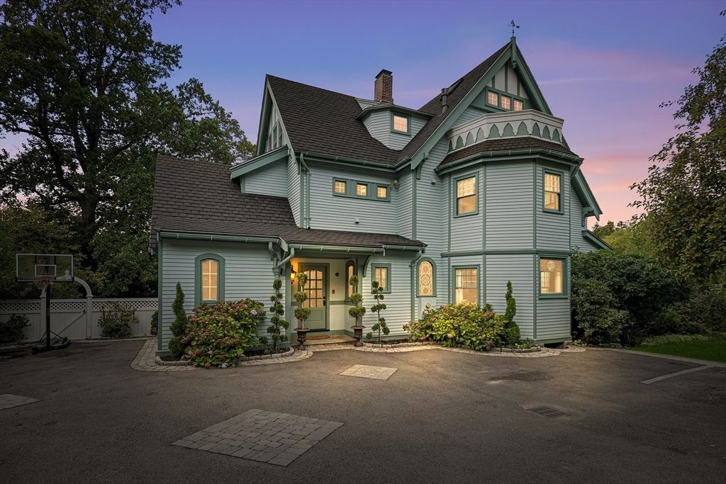 Exterior, Facade, Queen Anne Victorian