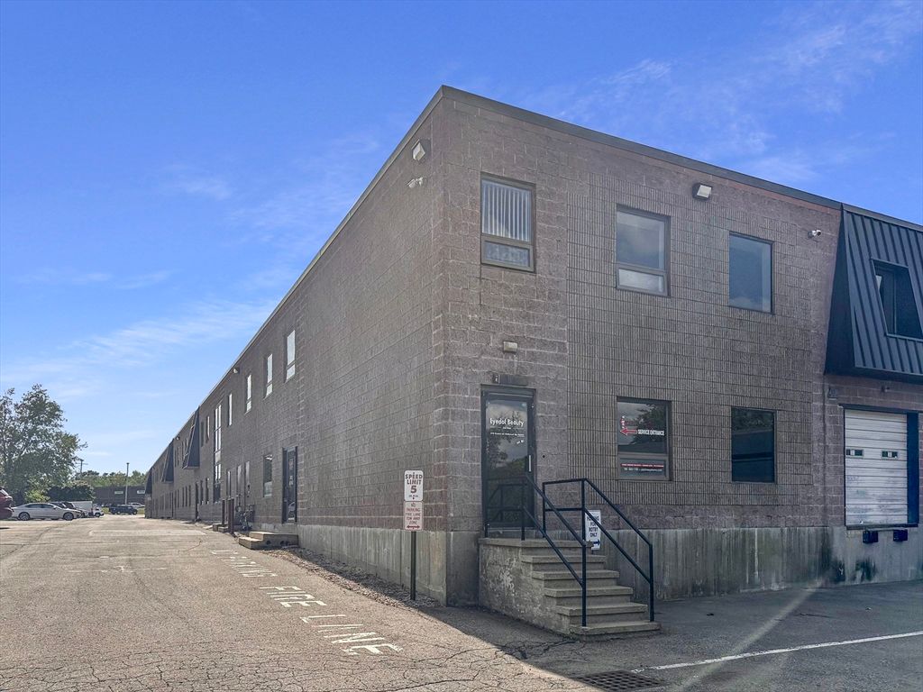 Exterior, Facade, Brick Facade, Rowhouse