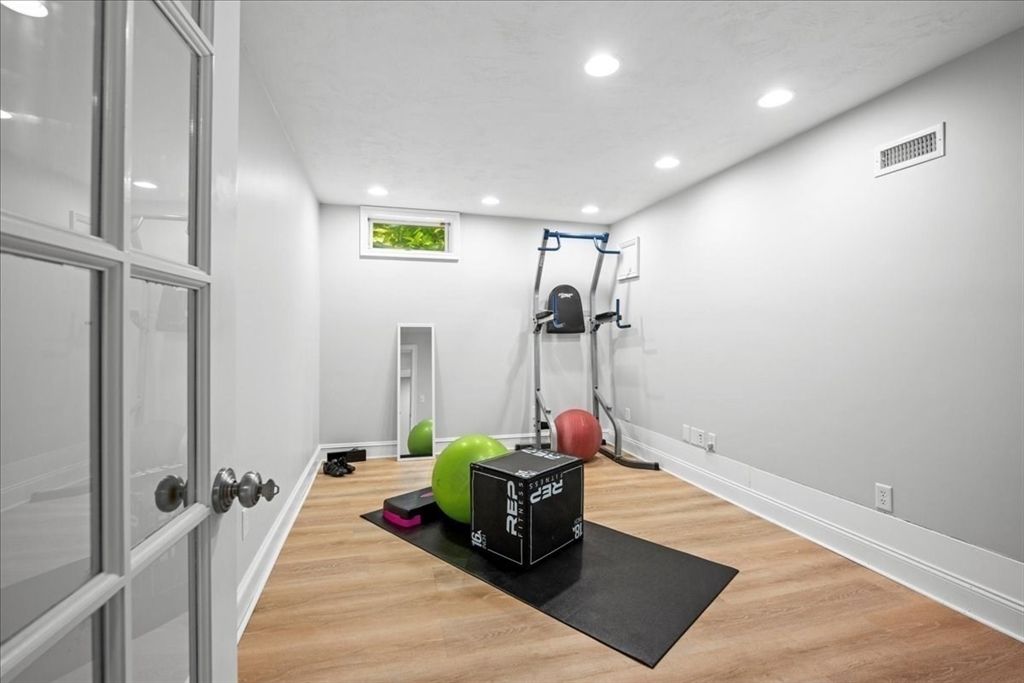 Fitness Equipment, Interior, Recessed Lighting, Wood Texture Flooring