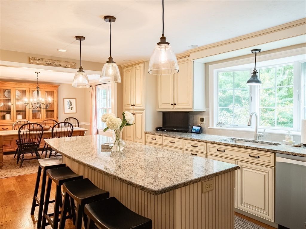 Chandelier, Dining room, Interior, Kitchen, Pendant Lights, Recessed Lighting, Wood Texture Flooring