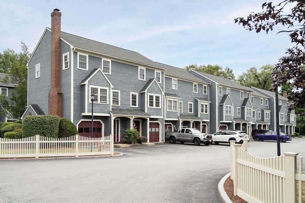 Exterior, Facade, Rowhouse