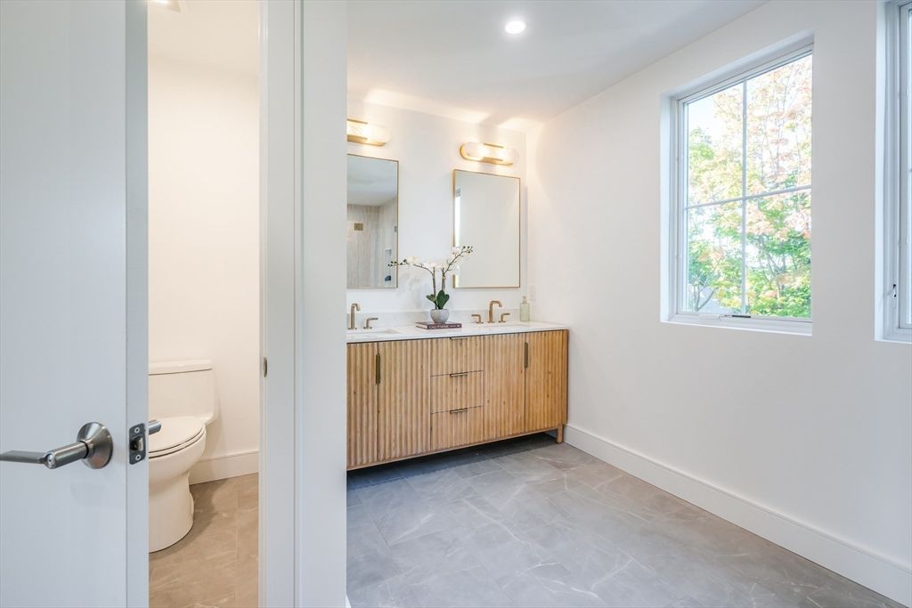 Bathroom, Dual Sink Vanities, Interior, Recessed Lighting