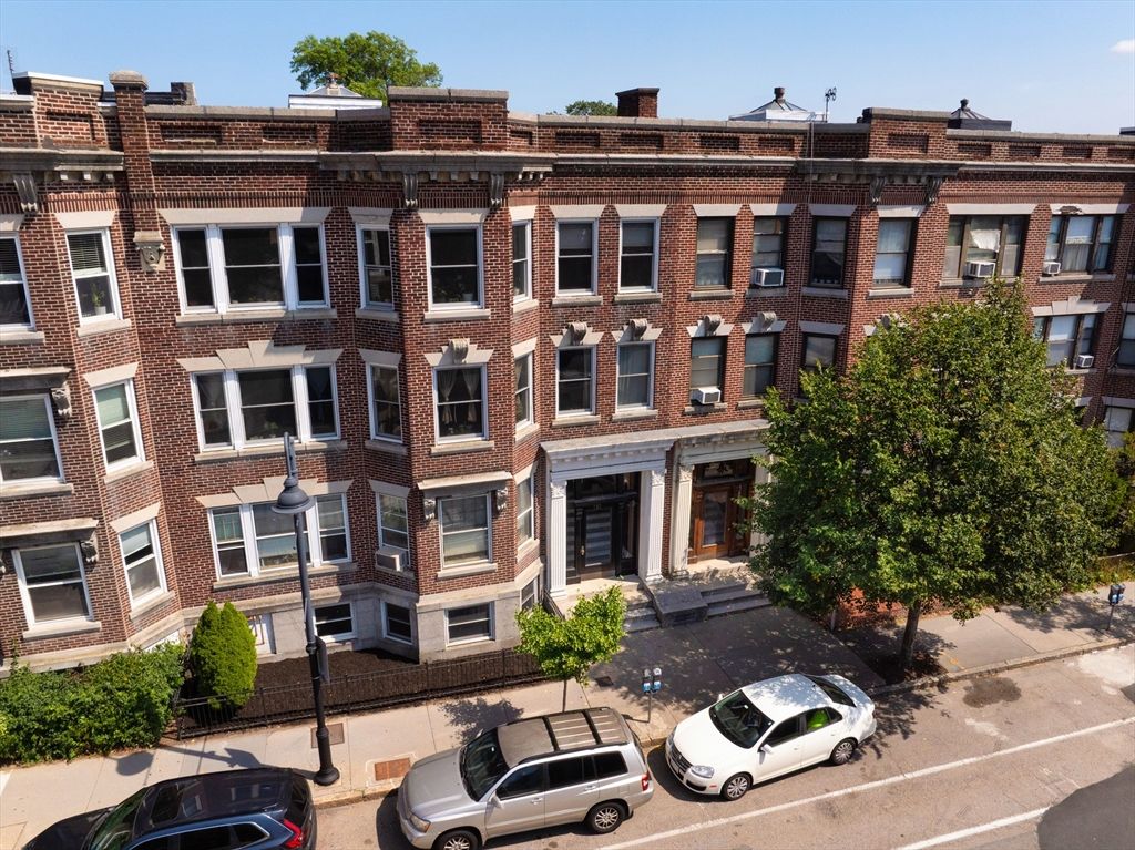 Exterior, Facade, Brick Facade, Rowhouse