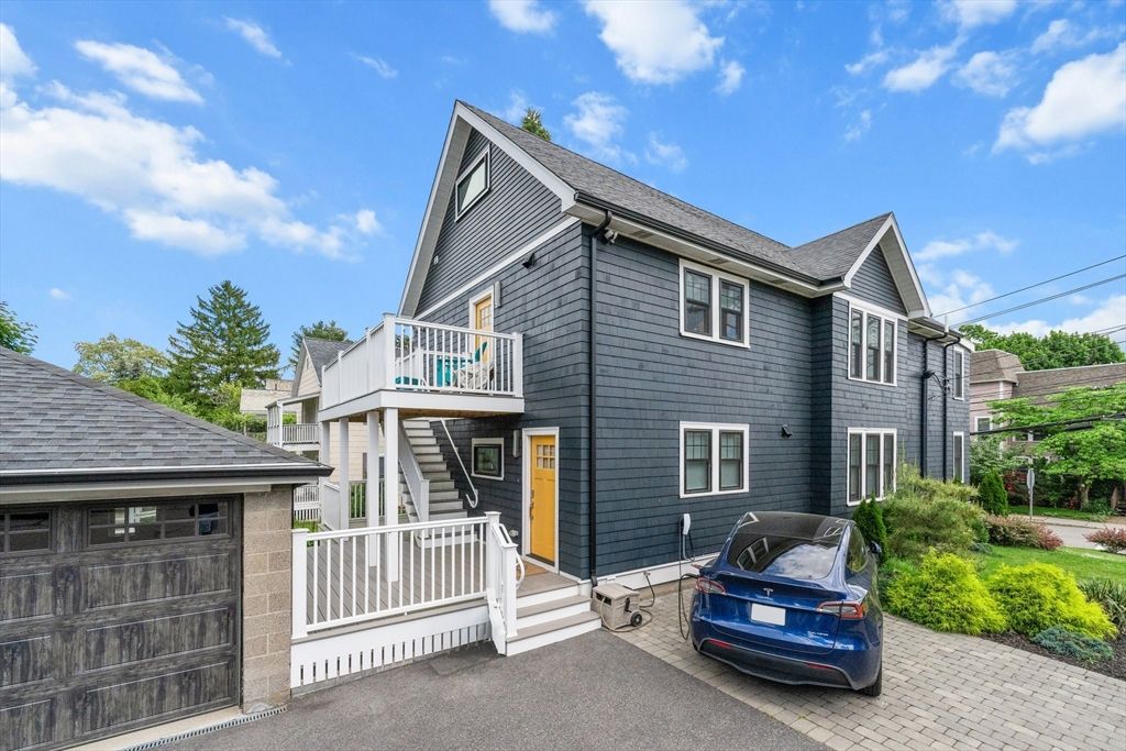 Attached, Exterior, Facade, Queen Anne Victorian