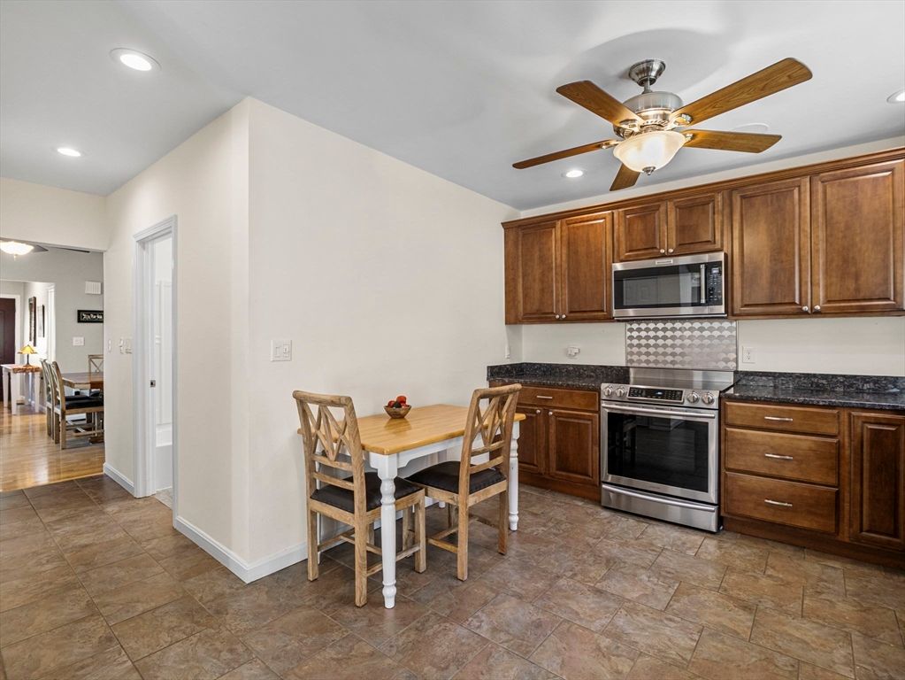 Dining room, Interior, Kitchen, Recessed Lighting, Stainless Steel Appliances